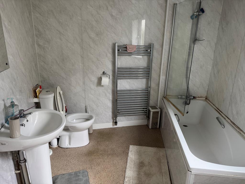 Lot: 118 - THREE-BEDROOM HOUSE FOR IMPROVEMENT - The Bathroom